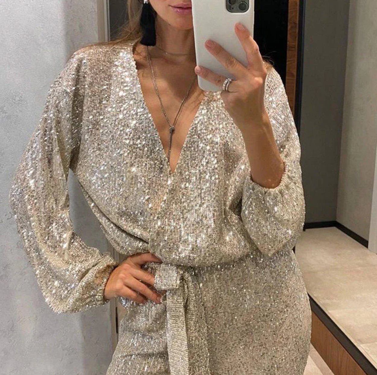 NOMI™ - Glittrande jumpsuit med V-hals och bälte